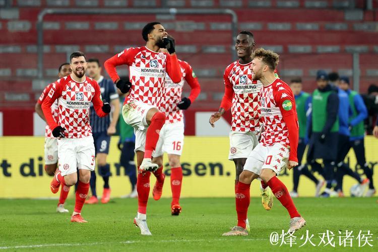 2-2拜仁，美因茨是近20年首支客场从榜首身上拿